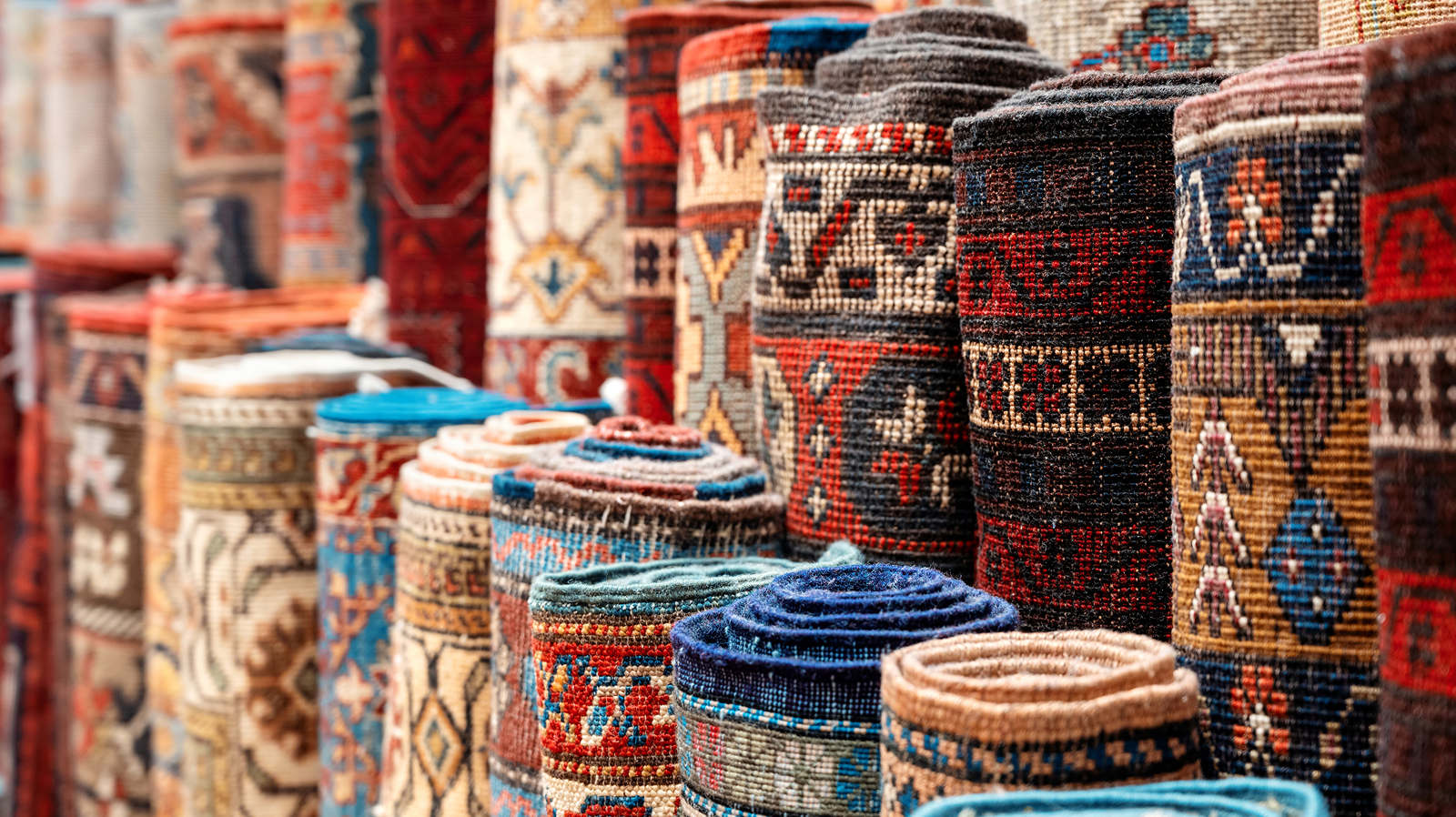 Modern vs. Contemporary vs. Vintage: Finding Your Perfect Rug Style - Arconiz