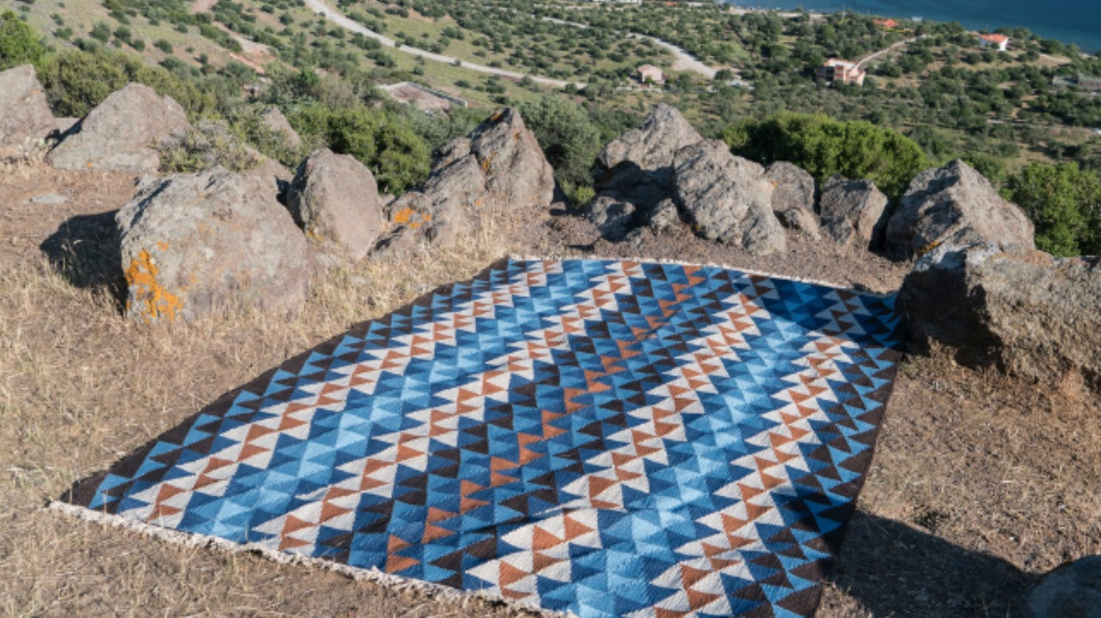 Coastal Chic: The Essential Textiles for a Stylish Beach Home - Arconiz