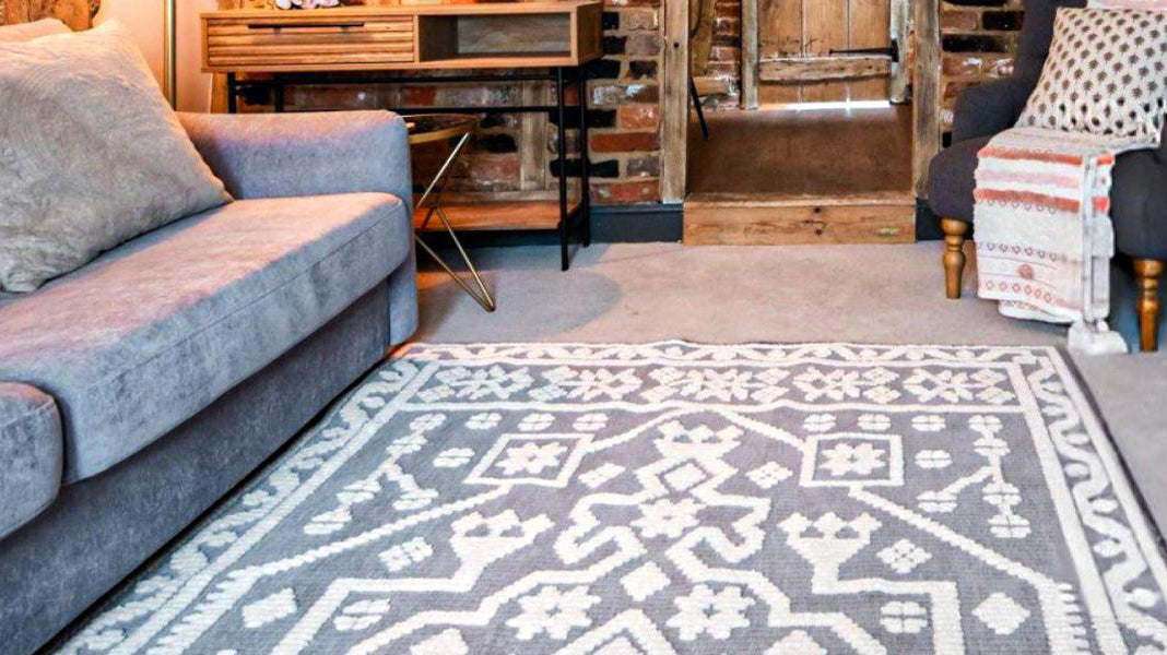 How Floral Rugs Add Elegance and Charm to Your Space? - Arconiz