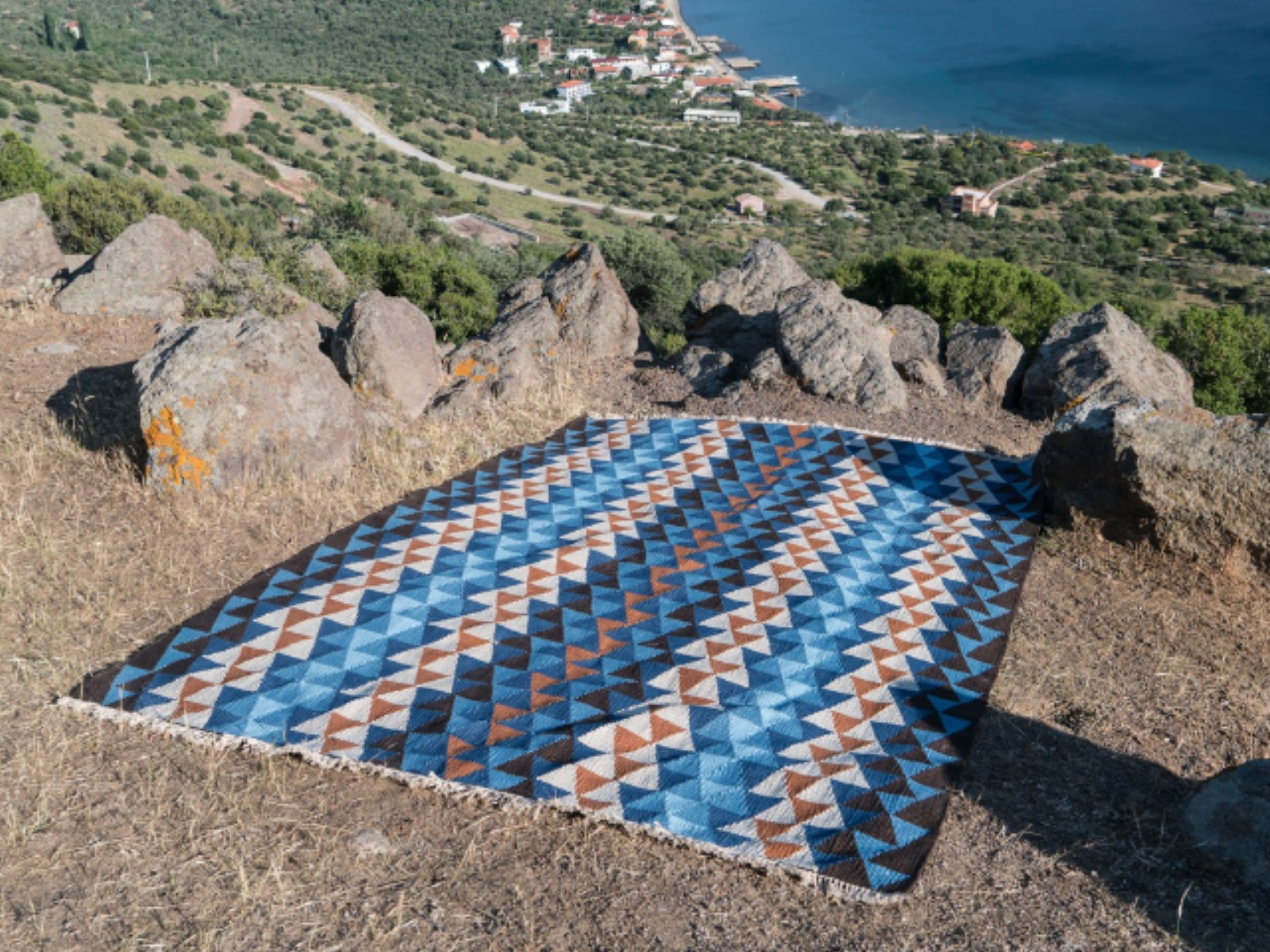 Coastal Chic: The Essential Textiles for a Stylish Beach Home - Arconiz